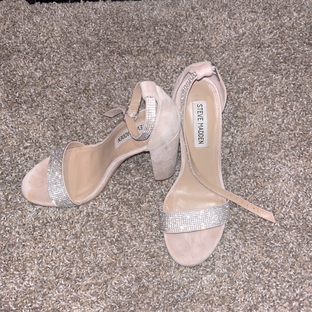 Size 6 #SteveMadden 3 inch heels. Studded